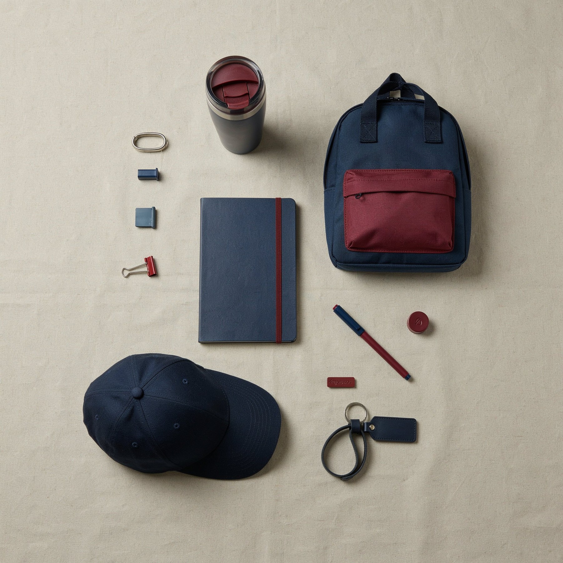 Propuesta de kit con mochila, agenda, lapicero, vaso, gorra y llavero coordinados